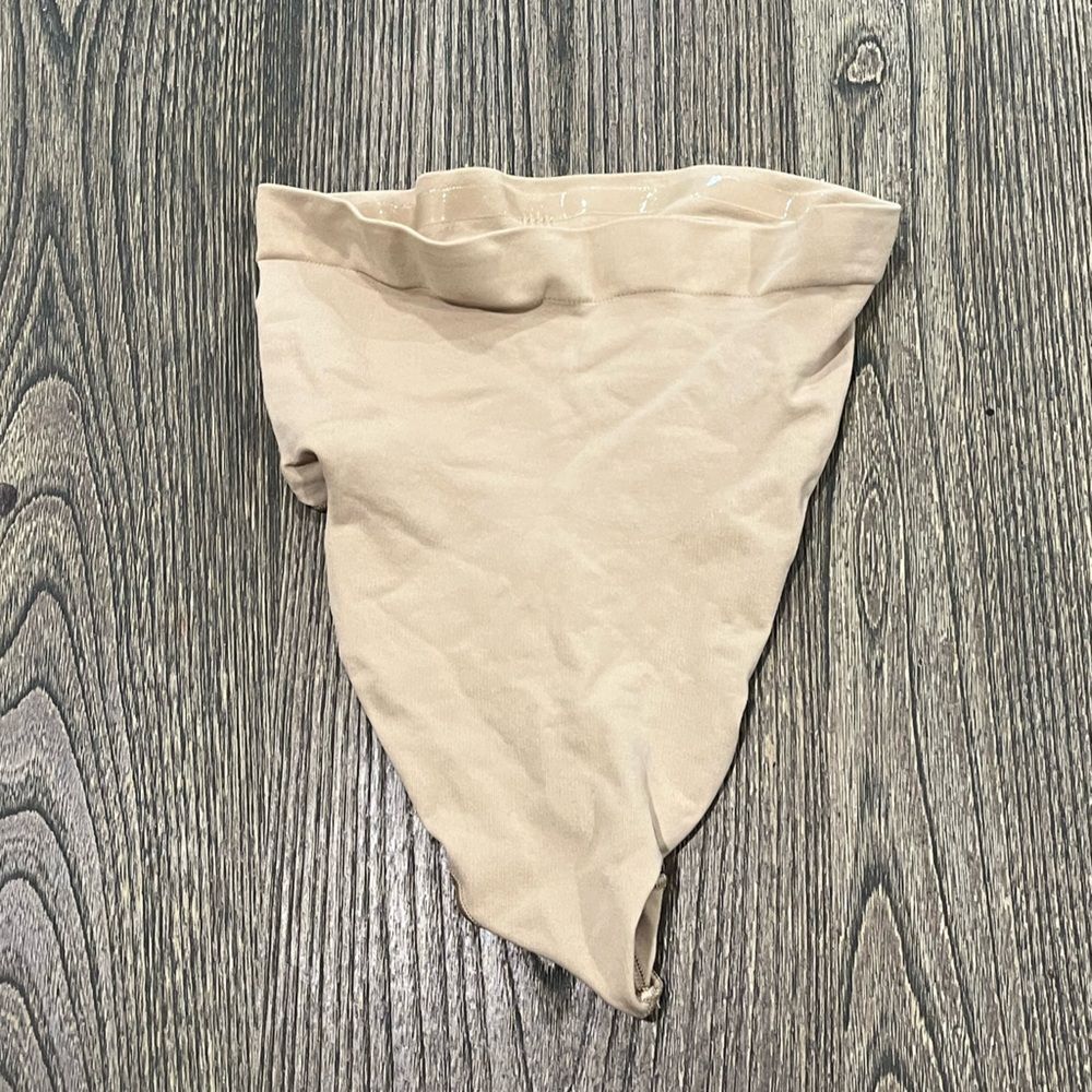 NWOT Skims Seamless Sculpt Mid Waist Thong Brief Shapewear Fitted Stretch Sand M